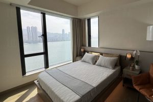蔚蓝东岸楼盘的主人房方正实用看海景