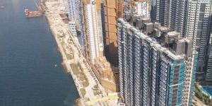 香港房产：由恒基地产牵头发展的启德天泷今日连售4个单位，成交价3228万至4771万元，市值约1.66亿元，当中售价最高为8座19楼B单位，实用面积1298平方尺，尺价36757元。恒基物业代理董事及营业（二）部总经理韩家辉指，该盘至今共计售出46个单位，市值约20亿元。